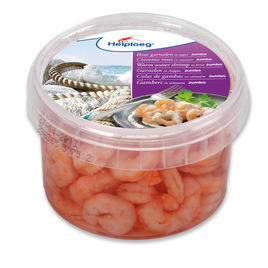 Roze gepelde garnalen in opgiet